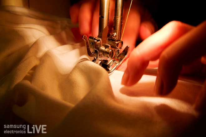 제봉틀질 하는 손