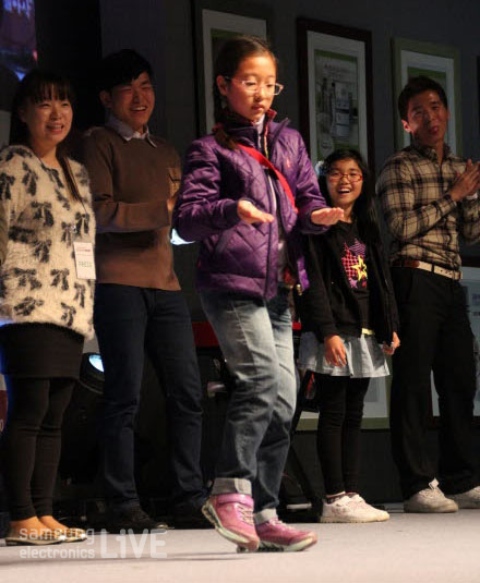 '3중 메탈댄스 콘테스트에 참여한 어린 아이