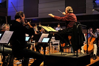 연주하는 오케스트라