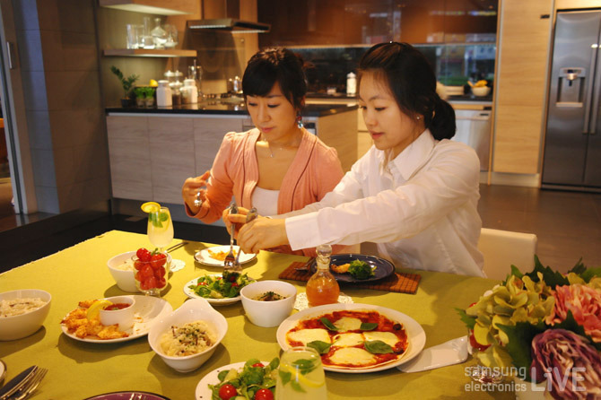 시식하는두 여성