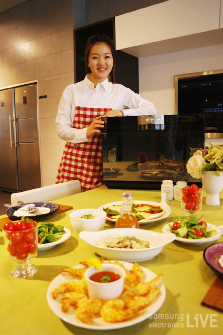 완성된 음식들과 미니