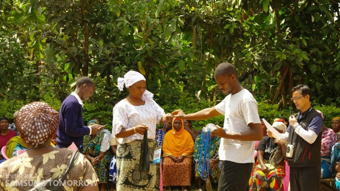 줄 서 있는 사람들