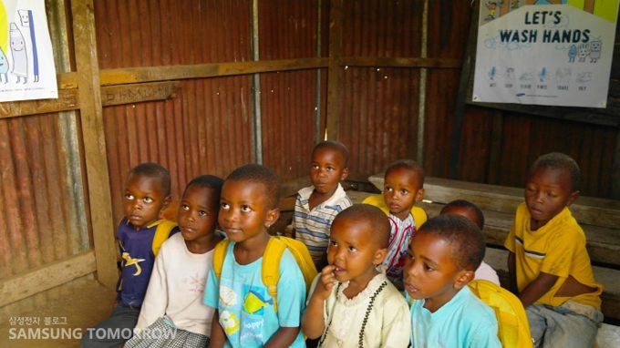 앉아있는 어린이들