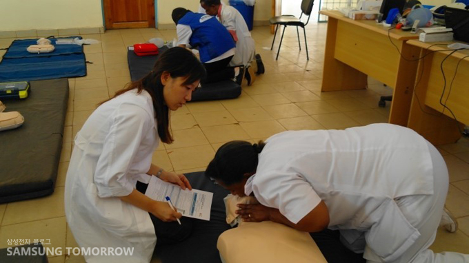 CPR 교육을 하는 자원봉사자