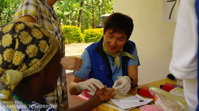혈액검사하는 자원봉사단
