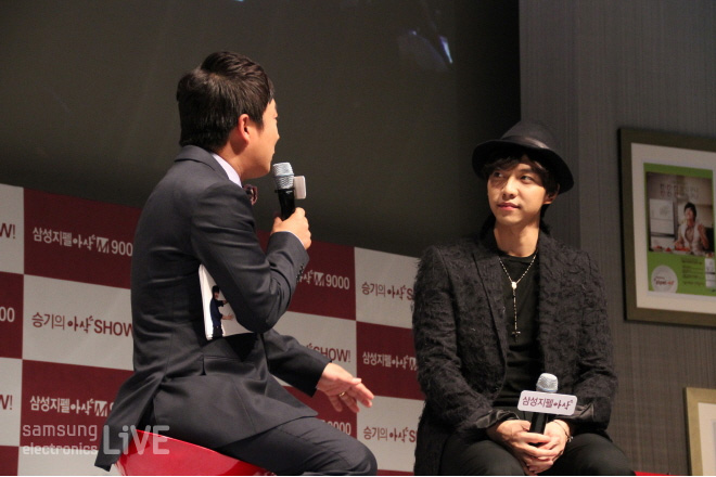 인터뷰하는 이승기