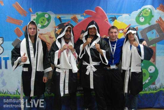 포즈를 취하는 복서들