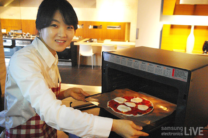 또띠야 마르게리따 피자를 오븐에 넣는 미니