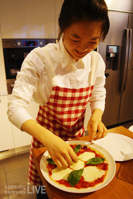 또띠야 마르게리따 피자에 토핑을 올리는 미니