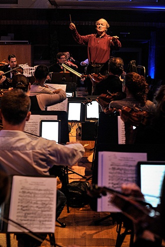 악보옆에 갤럭시 노트10.1을 놓고 연습하는 오케스트라