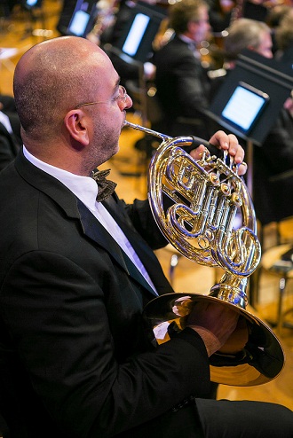 연주하는 오케스트라단원