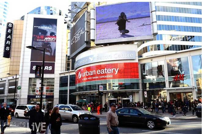 Yonge와 Dundas에 위치한 토론토 시내의 가장 큰 쇼핑몰 Eaton Centre