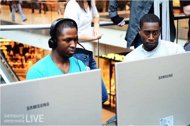 삼성 노트북 시리즈7 게이머로 게임하는 Thierry St-Jacques-Gagnon (WCG 캐나다 지부 대표)