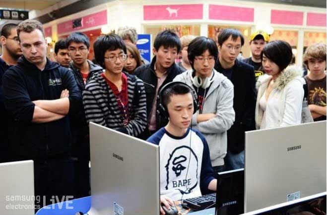 대회를 구경하는 사람들