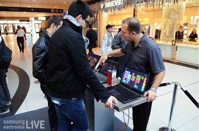 삼성 노트북 시리즈7 를 설명하는 스태프