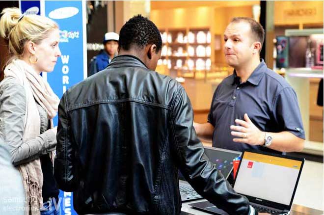 삼성 노트북 시리즈7를 설명하는 스태프