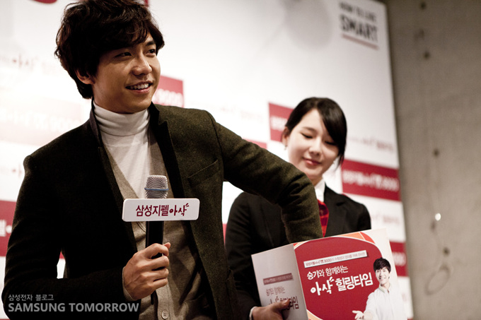 이승기가 경품 추첨하는 모습