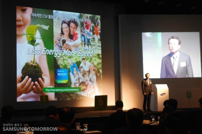 그린메모리를 소개하는 남자