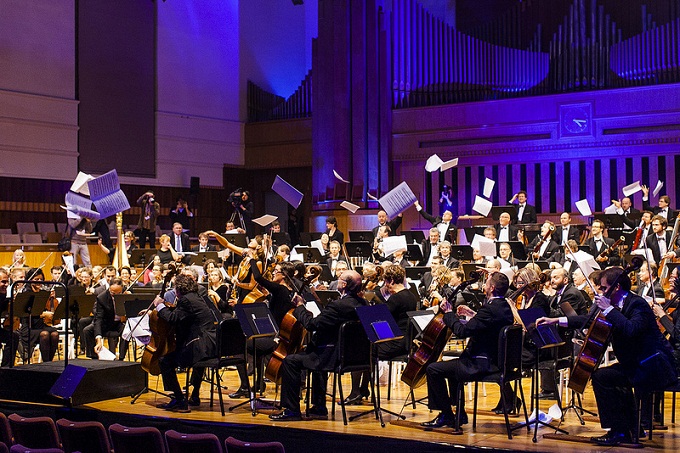 종이악보를 집어던지는 오케스트라