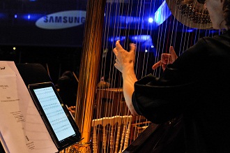 갤럭시10.1에 악보를 띄워놓고 하프를 연주하고 있다