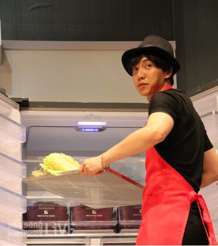 김치를 꺼내는 이승기