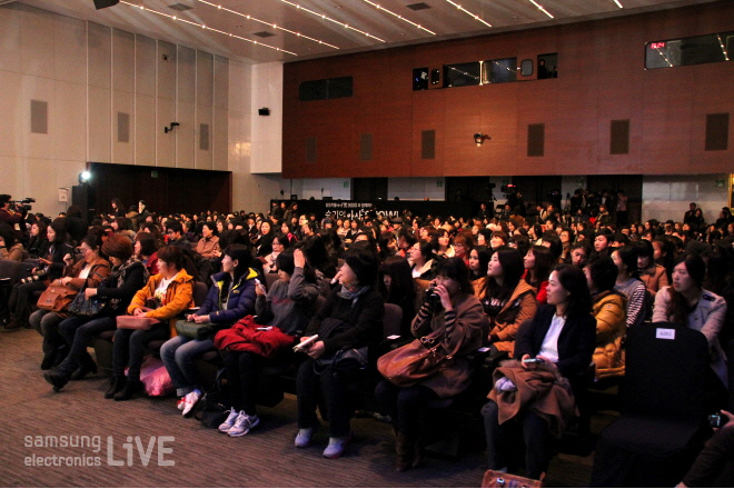 앉아있는 관중들