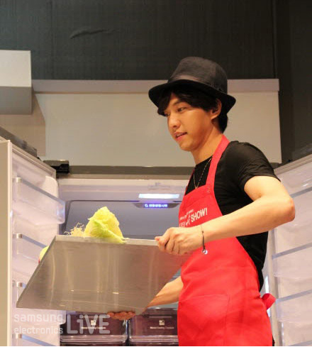 김치를 꺼내는 이승기