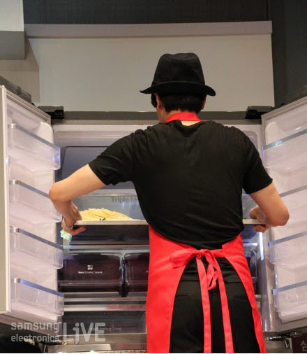 김치를 꺼내는 이승기