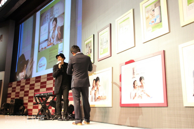 인터뷰 중인 이승기