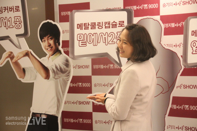 광고 춤을 추는 여성