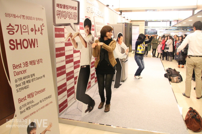 광고 춤을 추는 여성