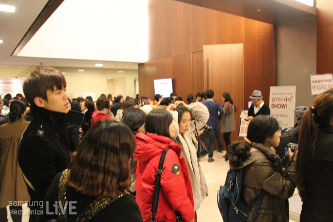 행사장의 사람들