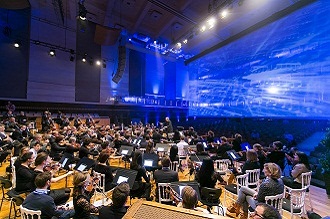 갤럭시 노트10.1에 악보를 띄워놓고 연주하는 오케스트라