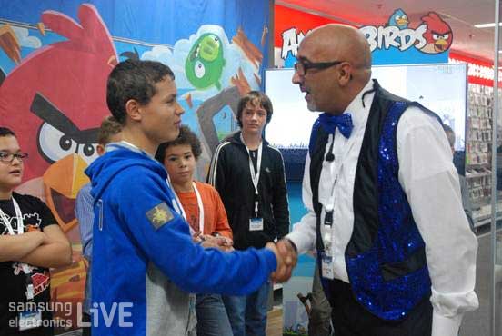 결승 진출자와 악수하는 스태프