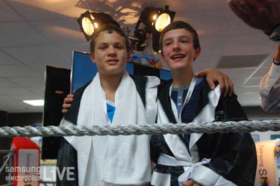 어깨동무한 어린 복서들