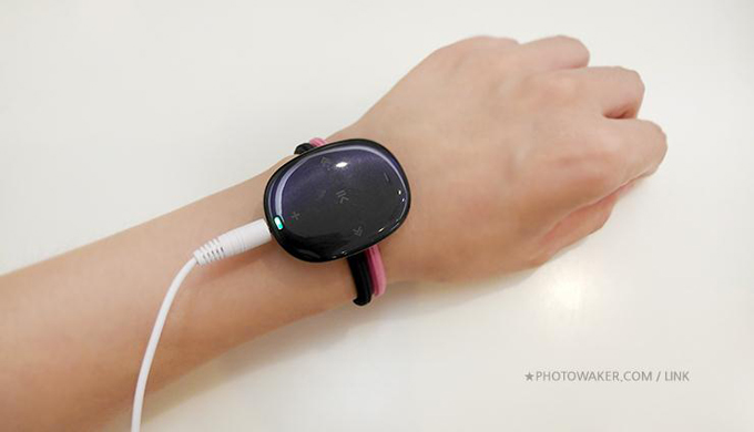 손목밴드에 꽂은 모습