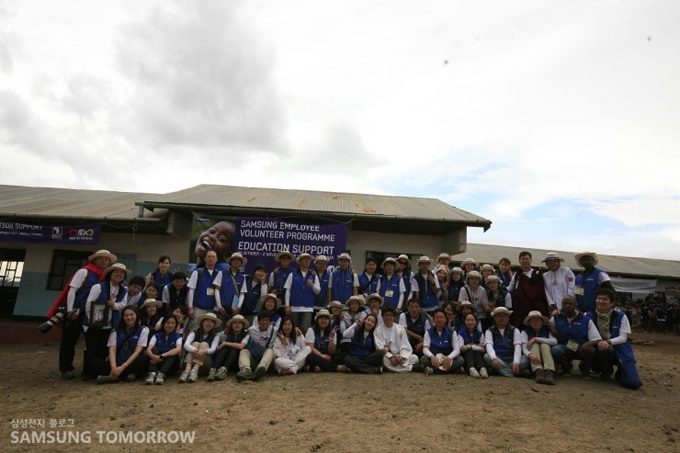 봉사단과 탄자니아 사람들