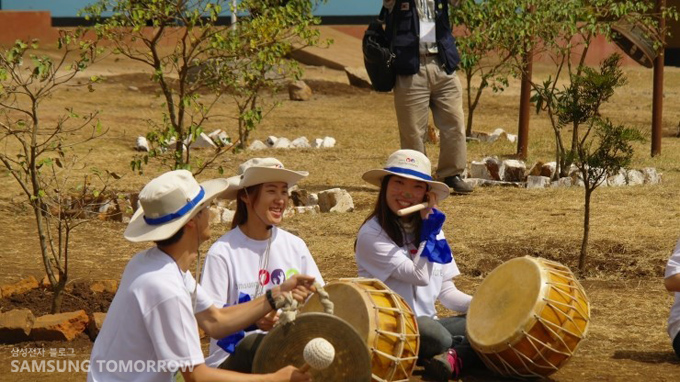 북을 치는 자원봉사단