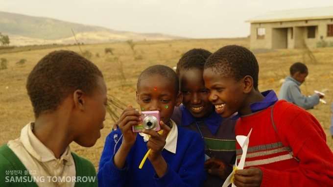 카메라를 보는 아이들