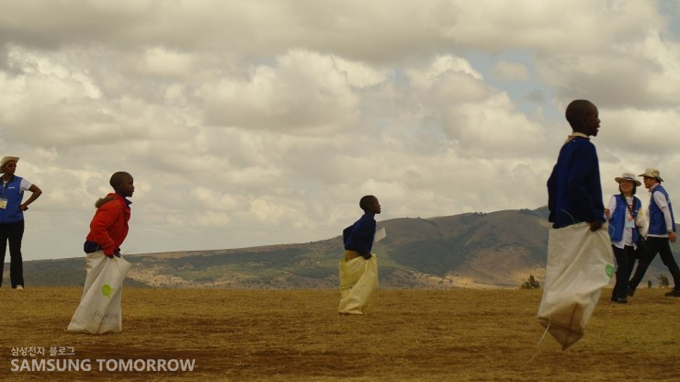 포대에 들어가 뛰는 아이들