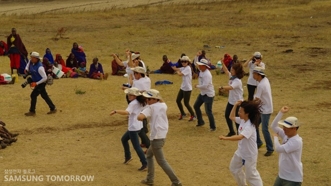 강남스타일을 추는 봉사단