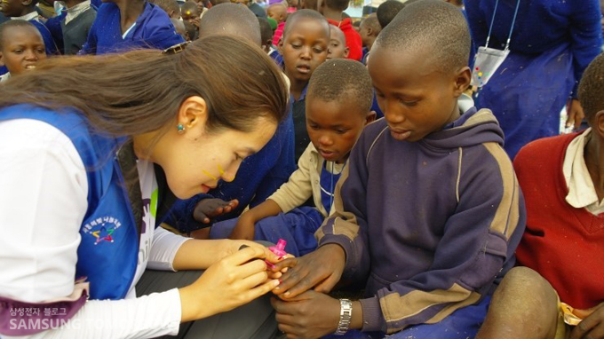 매니큐어를 칠하는 자원봉사단