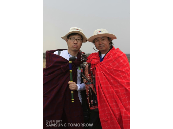 전통옷을 입고 사진찍은 봉사단