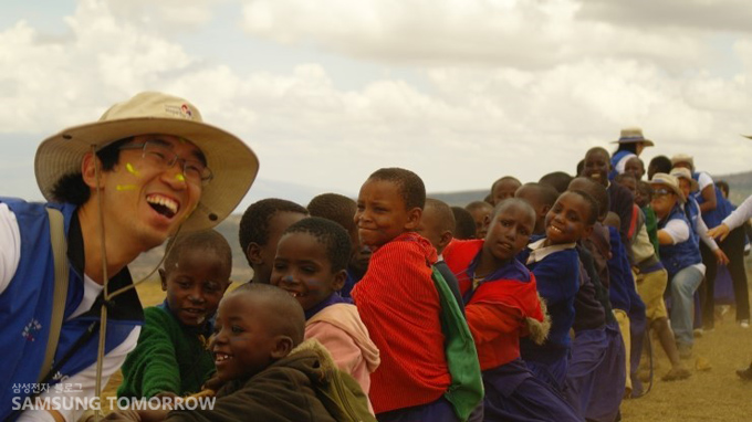 줄다리기를 하는 아이들