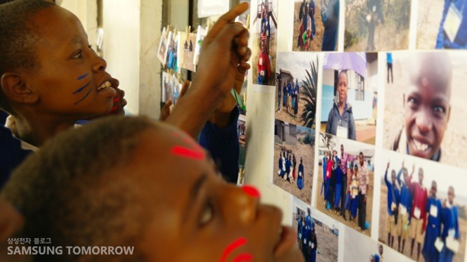 사진을 보는 아이들