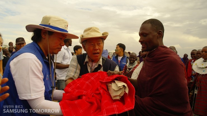 전통옷을 가져온 원주민