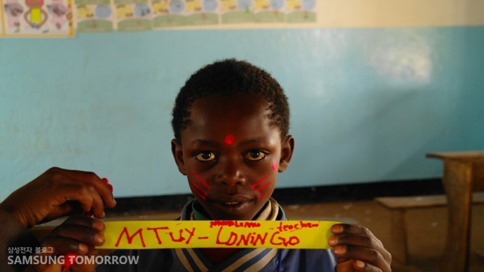 페이스 페인팅을 한 탄자니아아이