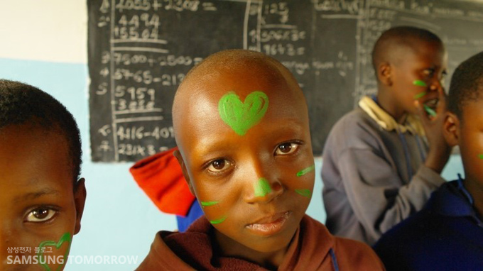 페이스 페인팅을 한 아이