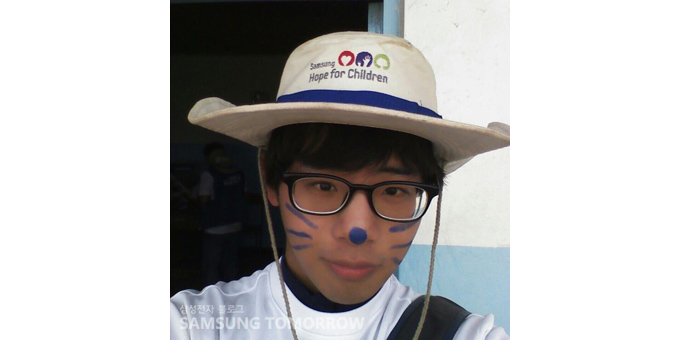 페이스 페인팅을 한 스토리텔러