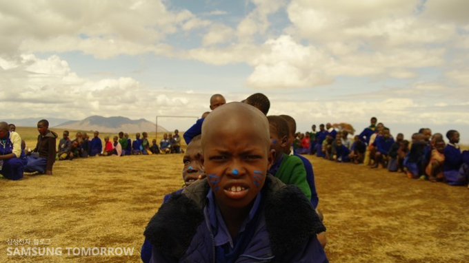 페이스페인팅을 한 탄자니아 어린이